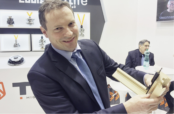 



Martin Rauscher demonstriert, wo die Glasleiste am Flügelholz ausgetrennt wird.
