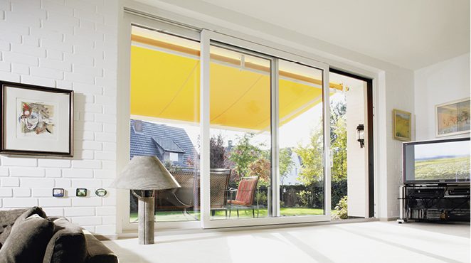 
Viel Licht lassen großflächige Hebeschiebeelemente in die Innenräume. 



