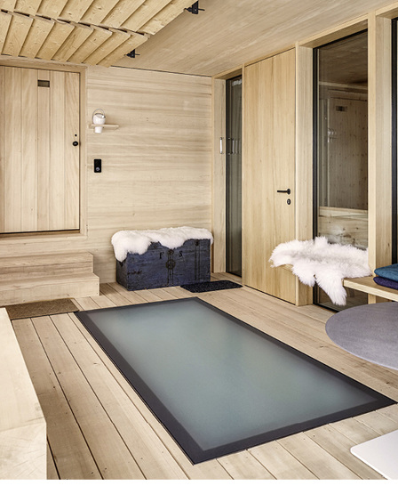 
Das begehbare und feuerbeständige Oberlicht Skyfloor BS von taghell eignet sich durch seine Barrierefreiheit für viele Einsatzgebiete. 



