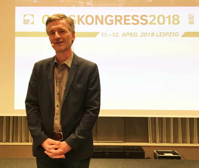 Im Vortrag “Und es werde Licht!“ unterstrich der Arzt Dr. Dieter Kunz die Wichtigkeit von Tageslicht für den Körper und das Wohlbefinden. Die Glasbranche müsse daran arbeiten, dass vollspektrale Licht in die Räume zu bekommen.