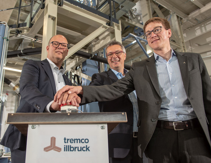 Bernd Schürmann, Operations Manager der Zweigniederlassung Traunreut, Reiner Eisenhut, CEO & Managing Director der tremco illbruck Group GmbH und Dr. Sebastian Patzig, Chemiker Technischer Leiter und Leiter der Qualitätssicherung in Traunreut, starten den neuen Mischer mit dem roten Button.