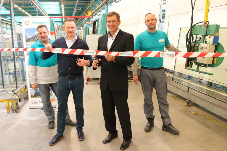 Heiko Probst (r.) bei der Inbetriebnahme der neuen ISO-Linie in Venlo. - © Scheuten
