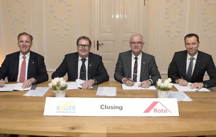 Bei der Vertragsunterzeichnung von links: Roto-Finanzvorstand Michael Stangier, Inhaber Peter Keller, Roto-Vorstandsvorsitzender Dr. Eckhard Keill und Roto-Vorstand Dach- und Solartechnologie Christoph Hugenberg.