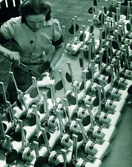 Am 8. Mai 1903 gründeten der Werkmeister Adolf Boge und der Schlosser Fritz Kasten die Rheinische Türschließerfabrik in Solingen. Sie entwickelten einen Türschließer, mit dem Türen fast geräuschlos ins Schloss fallen und setzten damit den ersten Meilenstein in der Geschichte des Unternehmens.