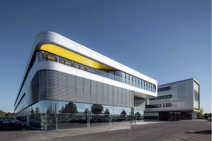 
Die Planung des neuen Schulungs- und Trainingszentrums übernahm die GKK+Architekten BDA Gesellschaft von Architekten mbH in Berlin.



