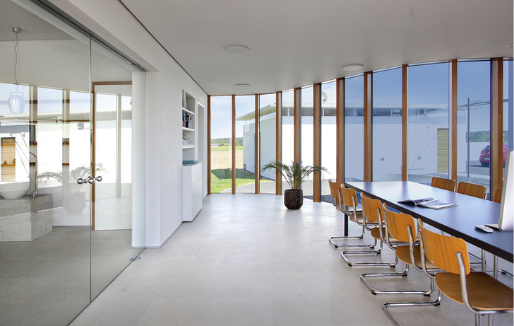 



Schaltbares Glas ist die intelligente Beschattungslösung der Zukunft für moderne Glasarchitektur. Es bietet Sonnenschutz bei maximaler Transparenz und unverstelltem Weitblick.
