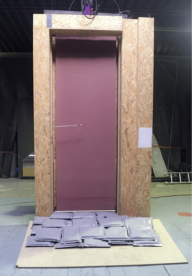 



Für Gutachten lassen Sachverständige sehr häufig Fassadenmodelle nachbauen, um die möglichen Windbelastungen von Sonnenschutzanlagen im Windkanal zu ermitteln.
