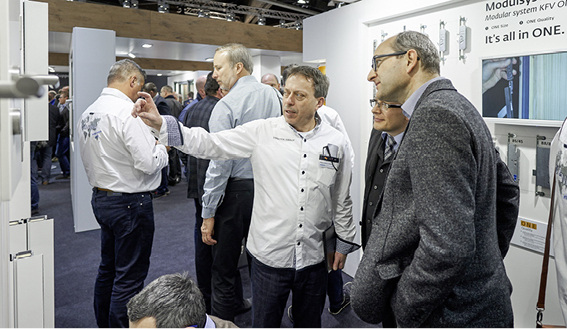 



FENSTERBAU 2018 bei Siegenia: Konstruktive Gespräche, dichtes Gedränge vor den Produktinnovationen und eine positive Resonanz auf das Standkonzept, das dem Raumkomfort-Gedanken Rechnung trug.
