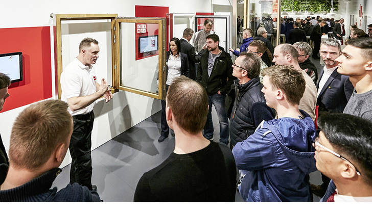 
Mit „Roto NX“ geht der Hersteller nach eigener Aussage den nächsten großen Entwicklungsschritt – jetzt wurde auch der DK-Beschlag für Holzfenster auf der FRONTALE präsentiert.



