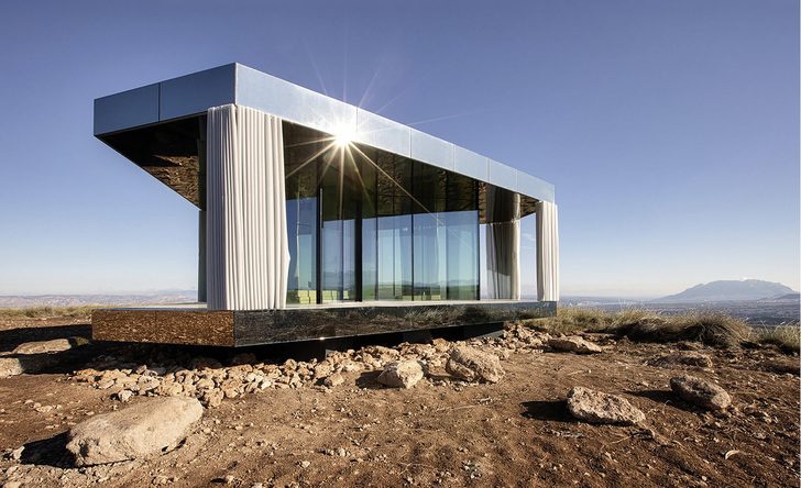 <p>
</p>

<p>
Das gläserne Haus setzt den rauhen Bedingungen der Wüste den transparenten Werkstoff als schützende Hülle entgegen.
</p> - © Foto: Guardian Glass LLC, Gonzalo Botet

