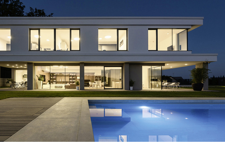 



Gerade bei raumhohen Fenstern und Fenstertüren bringt Sicherheitsglas einen Mehrwert, etwa als Verletzungsschutz.
