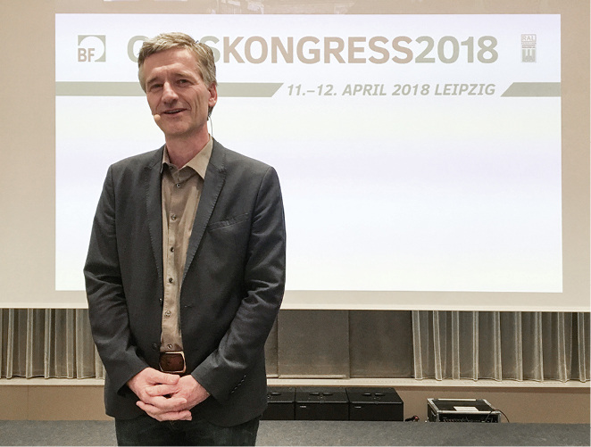 



Im Vortrag „Und es werde Licht!“ unterstrich der Arzt Dr. Dieter Kunz die Wichtigkeit von Tageslicht für den Körper und das Wohlbefinden. Die Glasbranche müsse daran arbeiten, das vollspektrale Licht in die Räume zu bekommen.
