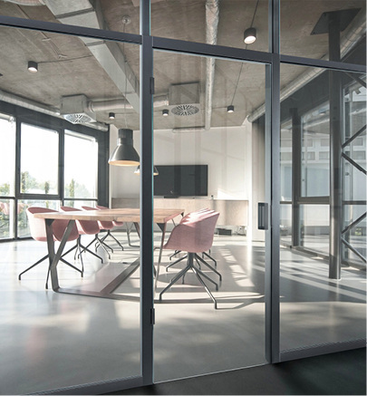 



Das Bandsystem Tectus Glas von Simonswerk ermöglicht den flächenbündigen Einbau von Ganzglastüren.
