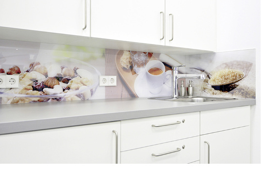 



Designgläser Coloprint CP helfen Türen und Trennwände zu verschönern sowie Badezimmer und Küchen, wie hier mit der bedruckten Glasrückwand.
