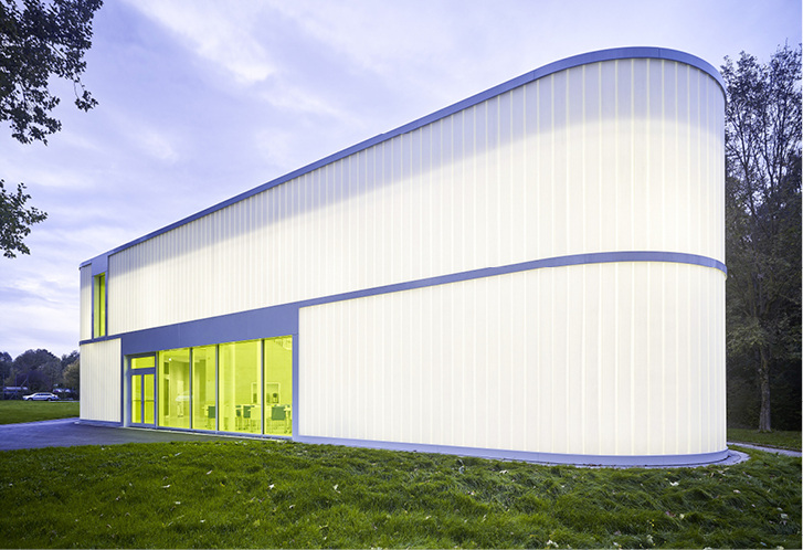 



Bei der futuristisch anmutenden Mensa wurde in der Profilglasfassade TWD eingebaut. Bei Dunkelheit strahlt das Gebäude im wahrsten Sinn des Wortes.
