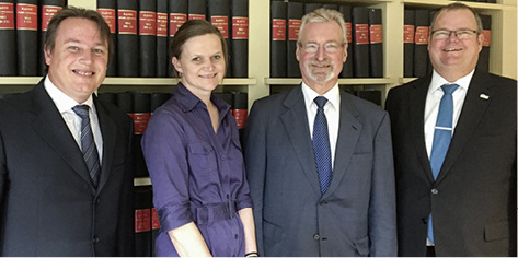 



Das für drei Jahre einstimmig wiedergewählte Präsidium von EuroWindoor (v.l.): Joachim Oberrauch, Helle Carlsen Nielsen und Franz Hauk. Rechts im Bild EuroWindoor-Generalsekretär Frank Koos.
