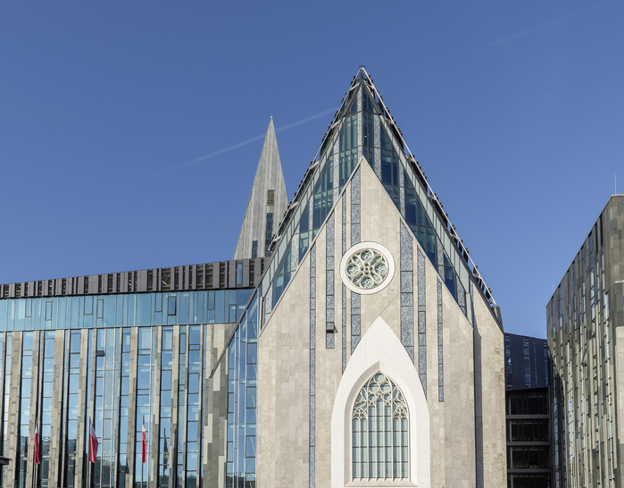 Mithilfe der ansprechenden Kombination von Stein und Glas ist es den Architekten gelungen, die Umrisse der alten Kirche wiederzugeben.