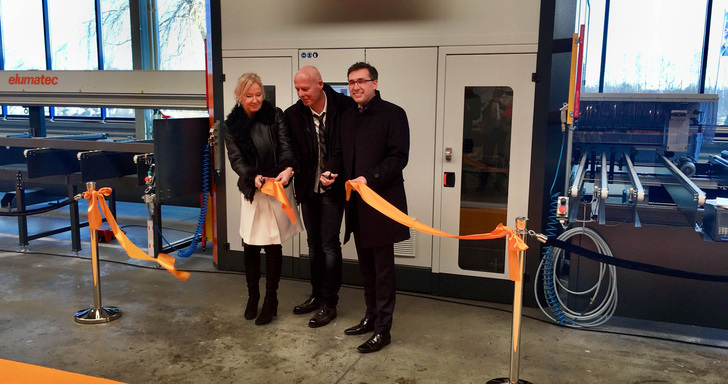 Europaweit Vorreiter mit elumatec-Technologie: Manuela Lüers und Axel Frömert weihen mit Thomas Wünsch (Staatssekretär im Ministerium für Wirtschaft, Wissenschaft und Digitalisierung des Landes Sachsen-Anhalt) das SBZ 628 ein (v.l.).
