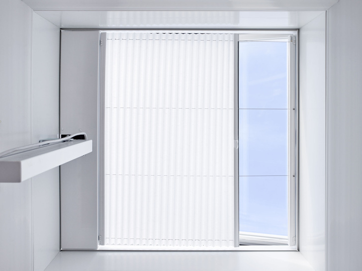 Für das Fenster ist auch ein Blendschutzsystem erhältlich, das in das Element integriert werden kann. Auch von innen macht das Echtglas-Flachdachfenster einen guten optischen Eindruck. - © Essmann GmbH
