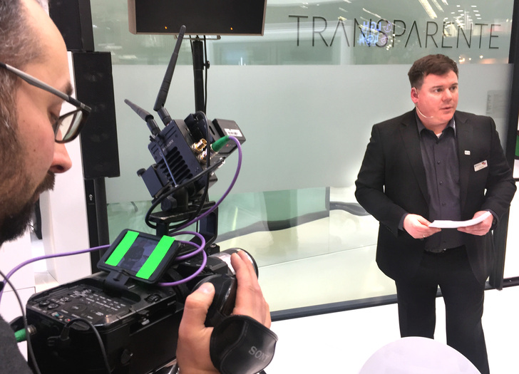 Oknoplast-Deutschland Marktdirektor Jens Eberhard auf der Pressepräsentation der FENSTERBAU in Nürnberg