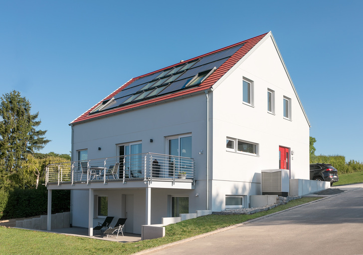 Das am Hang gelegene Healthy Home im schwäbischen ­Mühlacker: außen schick, innen smart. - © Somfy
