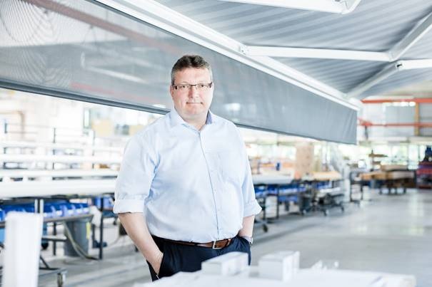 Der 48-jährige Fertigungsspezialist Martin Seifert legt seinen Fokus auf kurze Lieferzeiten und die Qualität der Markisenfertigung bei Hella.