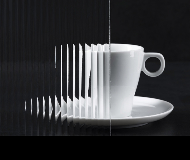 Das neue Ornamentglas SGG Visiosun Diamant von Saint-Gobain verfügt über eine hohe Transparenz und eine hohe Farbneutralität. Produziert wird es auf extra-weißem Glas.