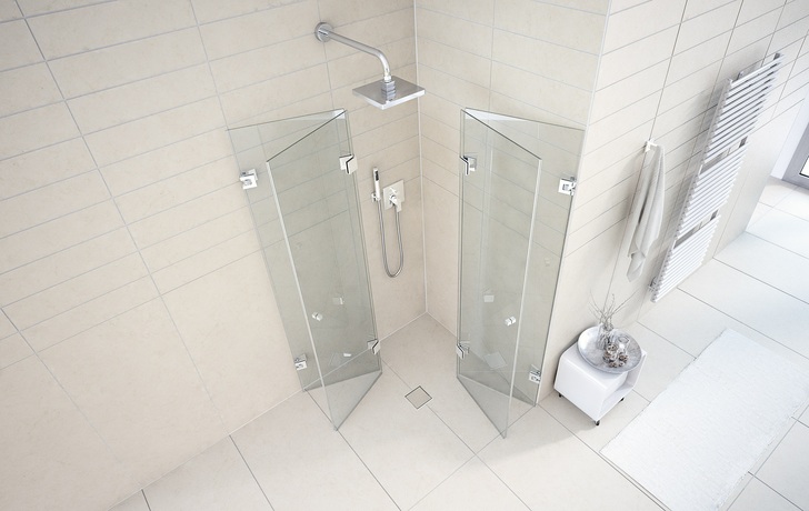 Mit dem neuen BF 112-Falttürbeschlag lassen sich raumsparende Duschlösun-gen optisch ansprechend umsetzen.