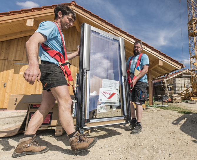 Auch große, schwere Fenster lassen sich mit Roto "Kurt" und "Karl" einfach und sicher transportieren und einbauen.