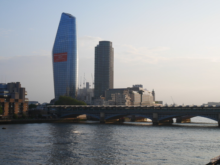 Das Hochhaus One Blackfriar in London (im Bild links) ist das jüngste Gebaude der Metropole, das mit Glas von Guardian ausgestattet wird. - © Matthias Rehberger / GLASWELT
