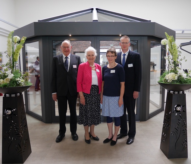 Die Gründergeneration Gesina und Rudolf Trauernich (l.) mit ihrem Sohn Rainer (GF) und seiner Frau Heike. - © Matthias Rehberger / GLASWELT
