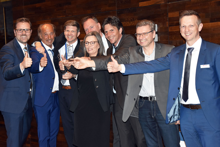 Mit Geschäftsführerin Andrea Berghofer (Mitte) freute sich das Adler-Verkaufsteam für den Fenster-Bereich (von li.): Daniel Pesserer, Norbert Lentsch, Richard Mölk, Marco Schlemmer, Markus Gräßling, Fenster-Entwicklungsleiter Rainer Troppmair und Adler-Verkaufsleiter Bernd Pichler.