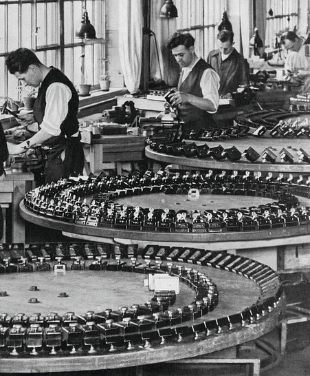 Montage von Kastenschlössern im Jahr 1937