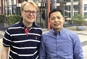 



Matthias Rehberger mit Jinghua Pang von JYC Glass
