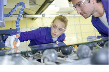 Die Glasbranche bietet eine große Auswahl an Möglichkeiten für junge Frauen und Männer, jetzt auch die Ausbildung zum Flachglastechnologen. - © BAGV Glas+Solar
