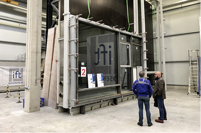 



Die Besucher konnten die eindrucksvollen Baugrößen der Prüfkörper im neuen Prüflabor bestaunen.
