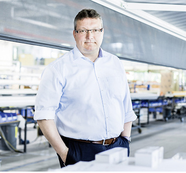 



Der 48-jährige Fertigungsspezialist Martin Seifert legt seinen Fokus auf kurze Lieferzeiten und die Qualität der Markisenfertigung bei Hella.
