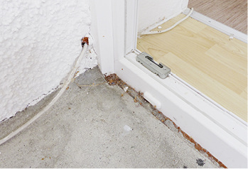 <p>
</p>

<p>
Fehlerhafter Anschluss einer Balkontüre nach unten. 
</p> - © Foto: BVFTFS

