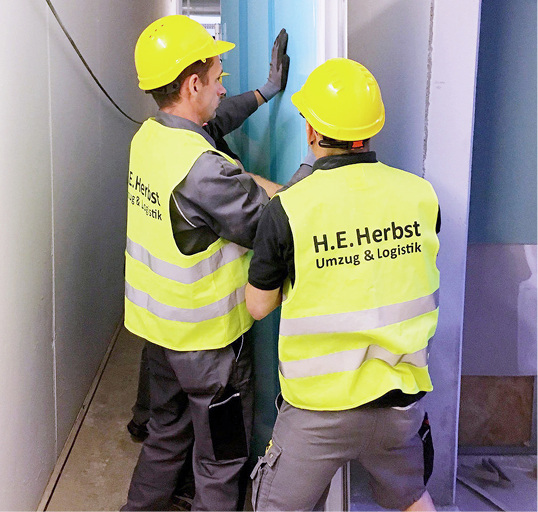 
Teckentrup bietet den Vertrage-Service für Türen jetzt bis zum Einbauort. Der Transport erfolgt in Kooperation mit einem spezialisierten Speditionsunternehmen.



