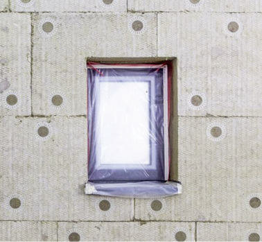 



Was auf den ersten Blick willkürlich aussieht, zeigt bei genauer Betrachtung die ordnungsgemäßige Befestigung der Dämmstoffplatten auf dem dahinterliegenden Mauerwerk.
