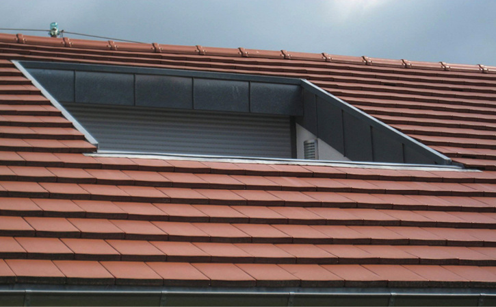 



Die typische, im Dachbereich eingebundene Dachterrasse schafft je nach Dachschräge schnell ein Anbringungsproblem der Markise wegen einer zu geringen Höhe im Kopfbereich. 
