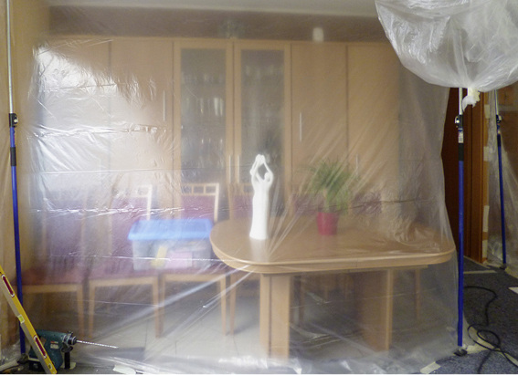 



Staubwände, das Abdecken von Möbeln, Arbeitsplatten und Fensterbänken, selbsthaftende Schutzfolien für Treppen sowie Überziehschuhe sorgen beim Kunden für Begeisterung. Es gilt die Regel: Wir betreten den Boden des Kunden nicht ohne Schutz.
