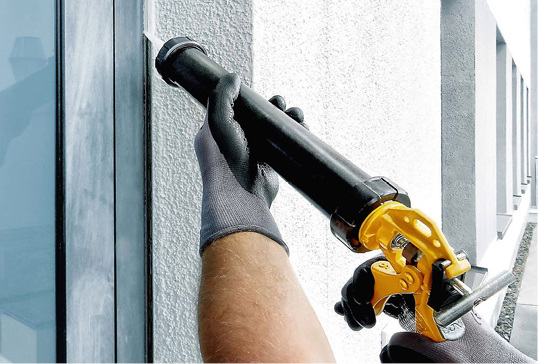 
Coverbild der Informationsschrift „Spritzbare Dichtstoffe - Anwendung in der Fenster- und Türmontage im Neubau und bei der Sanierung“



