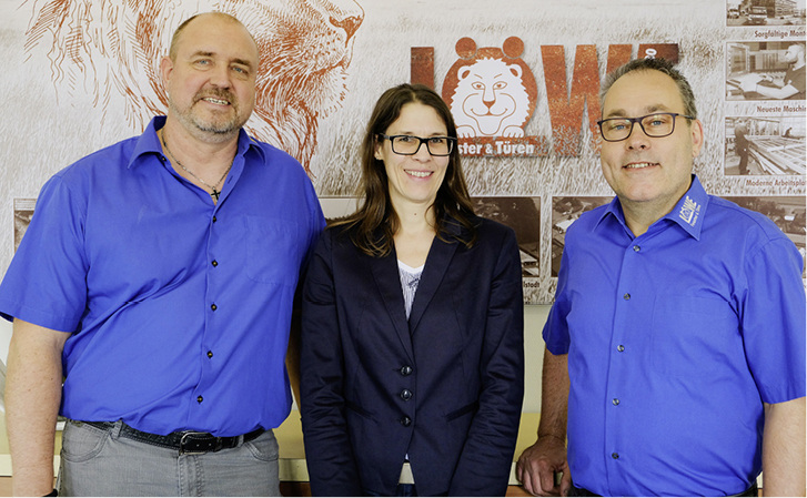



Von links: Ralf Klein, Geschäftsleiter Löwe Fenster; Nicole Dießel, A+W Cantor Vertrieb; Leo Löffler, Geschäftsführer Löwe Fenster
