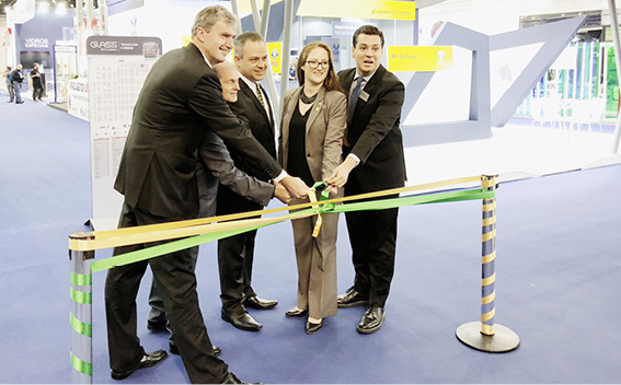 



Peter Ottmann (Nürnbergmesse), Carlos Navarro (ABRAPE), Lauro Alttomar (ABRAPE), Manuela Keller (Landemesse Stuttgart) und Pablo Picolo (Nürnbergmesse Brazil) eröffnen die GLASS und R+T South America.
