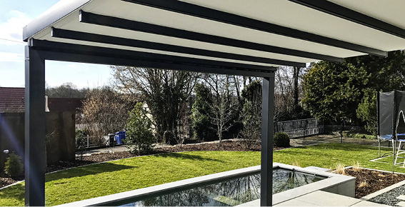 <p>
</p>
<p>
Die BellaPlaza ist mit den maximalen Maßen in der Breite von 13,5 m bei 3-fach gekoppelten Anlagen und einem Ausfall von maximal 7 m lieferbar – die Feldabschnitte haben dabei je eine Breite von max. 4,5 m.
</p> - © Foto: Reflexa
 
Die BellaPlaza ist mit den maximalen Maßen in der Breite von 13,5 m bei 3-fach gekoppelten Anlagen und einem Ausfall von maximal 7 m lieferbar – die Feldabschnitte haben dabei je eine Breite von max. 4,5 m.