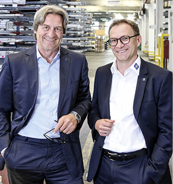 



 (v.l.) Johann Obermayr übergibt Martin Götze die Verantwortung für alle Vertriebsaktivitäten von Bug Aluminium-Systeme

