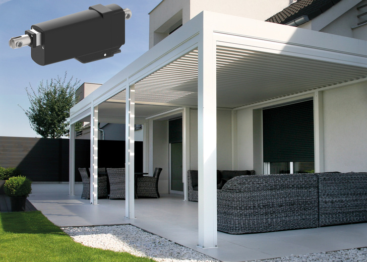 Der Linearantrieb mit kompakter Bauform und geringen Laufgeräuschen reagiert in Verbindung mit einer intelligenten Funksteuerung auf Licht, Frost, Sturm und Regen.