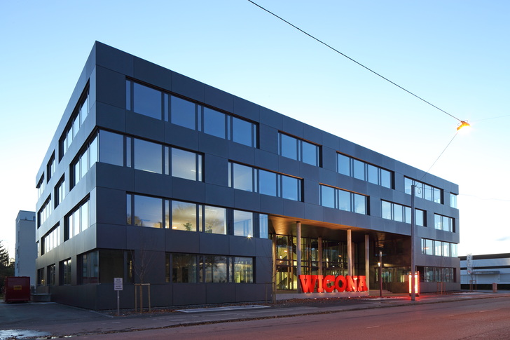 Am Standort Ulm (Firmensitz in Ulm in der Einsteinstraße 61) entwickelt und vertreibt Hydro Building Systems Germany unter der Marke Wicona Aluminium-Profilsysteme für Fassaden, Fenster und Türen.