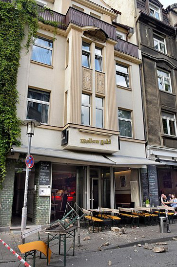 In 7,50 mtr. Höhe lösten sich Teile der Fassade unter dem Balkon und stürzten nach unten. Die Markise federte einen Großteil der abstürzenden Bruchstücke ab.